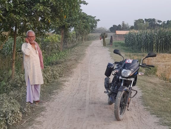 The road leading to Mahadalit Tola has not been built, the contractor is also pretending to redress public grievances